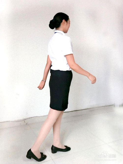 职场/理财 职场就业 > 在职工作1 行姿: 背部挺直,双手自然摇曳, 小