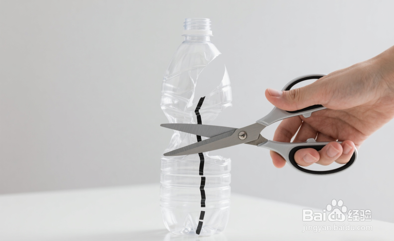 任何用废弃瓶子变身可爱笔筒,超简单手工教程