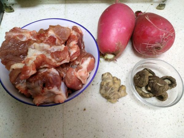 白萝卜炖排骨汤