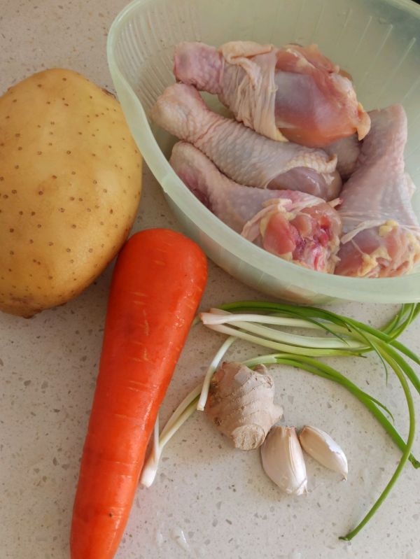 胡萝卜土豆炖鸡块