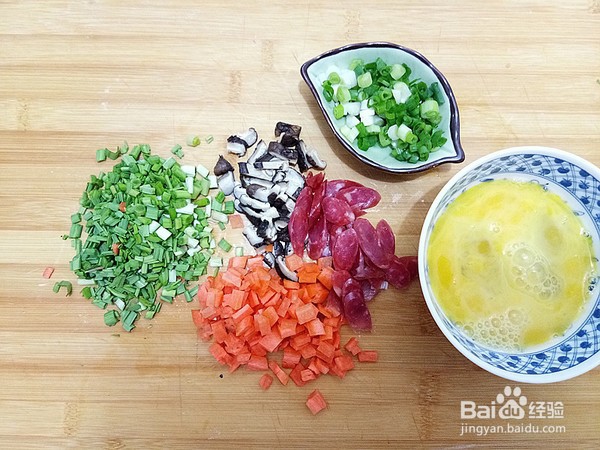 如何制作蒜苗腊肠炒饭