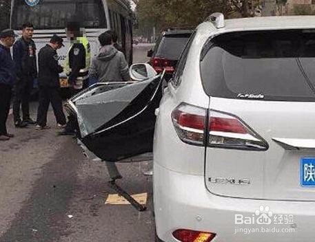 这辆日系豪车停路边被大巴撞了，大巴车主心慌慌