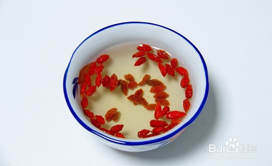 女孩子必备的养颜甜品【银耳雪梨枸杞羹】