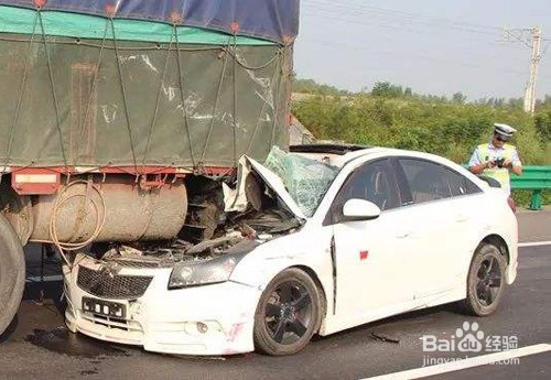 开车如何避免追尾事故