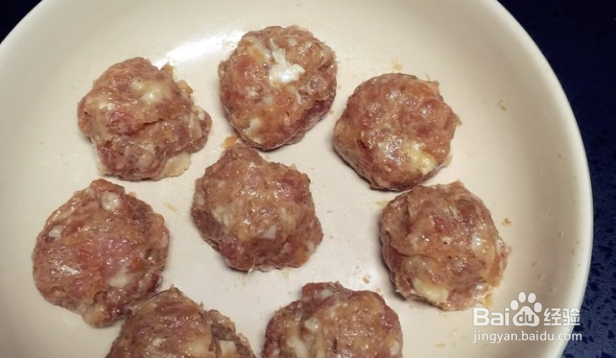 如何制作浓郁鲜香的番茄肉丸 ?