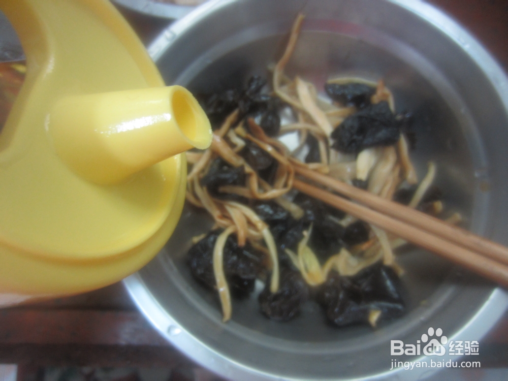 金针菜云耳蒸鸡翅根