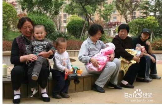 宝妈怎么与小区大妈们唠嗑避开谈论是非聊婆媳事