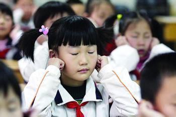 老年人多拉拉耳朵养身方法