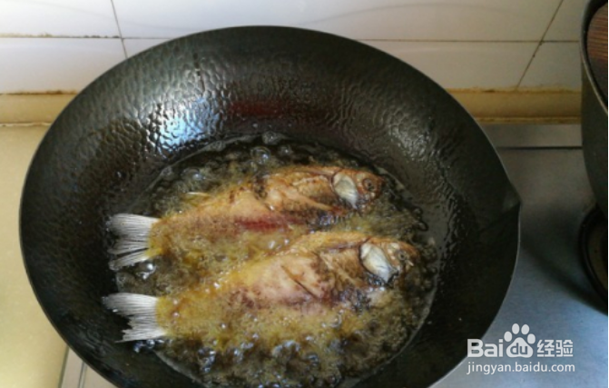 如何制作红烧鲫鱼？