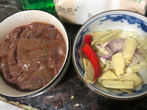 大排档喷香炒猪肝