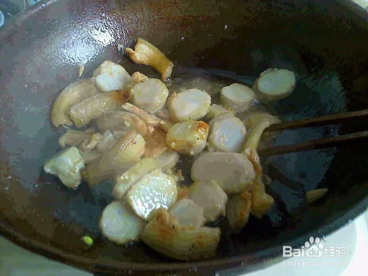 老年人怎样用电磁炉来爆炒猪肉皮芋头片