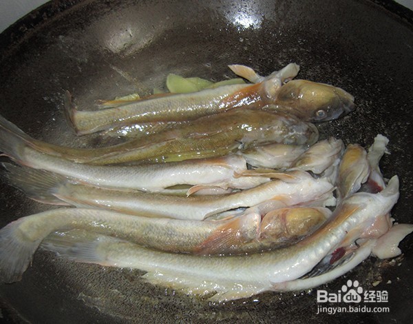 楞蹦鱼炖白菜豆腐的做法