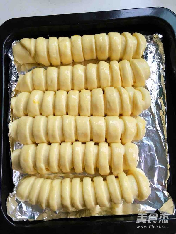 呆萌的毛毛虫面包