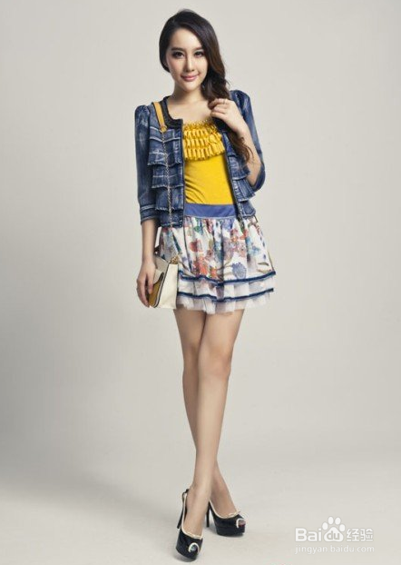 牛仔外套配搭短裙 既时尚身材又高挑