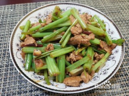 鸡肉炒芹菜的简单做法