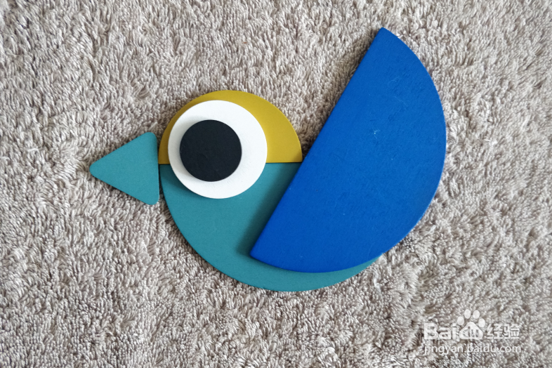 用蒙氏积木怎样拼一只站着拍翅的小鸟？