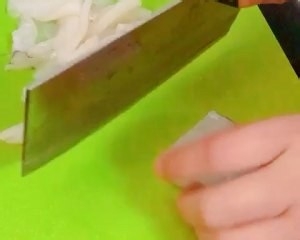 食补养生芹菜墨鱼的做法