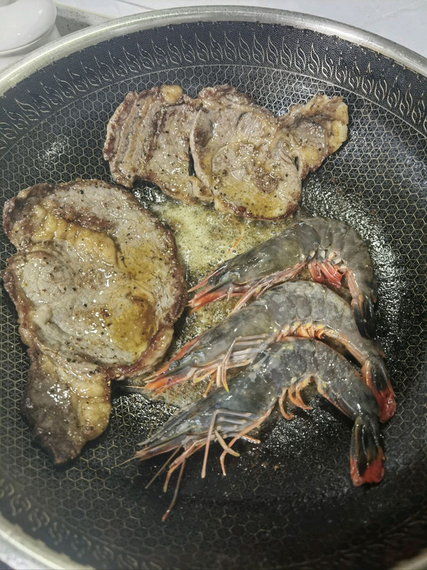 黑椒牛扒配大虾餐