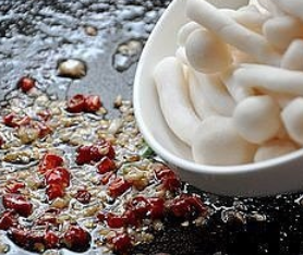 蚝汁海鲜菇炒牛柳的制作方法