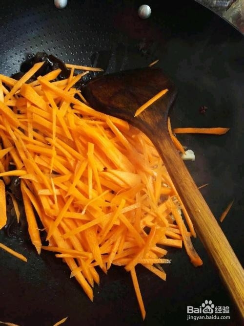 胡萝卜木耳炒肉片的做法