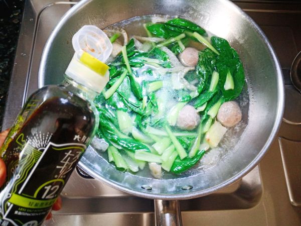 鸡毛菜粉丝丸子汤