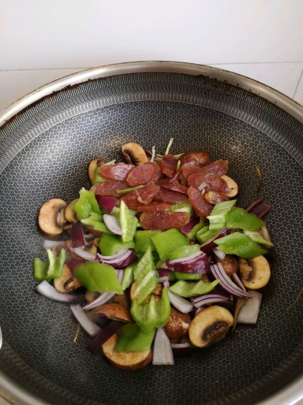 腊肠炒蘑菇青椒