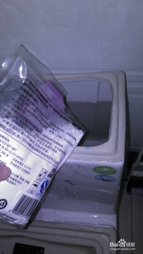 如何清洁座便器水箱