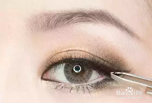精致烟熏妆的化妆技巧