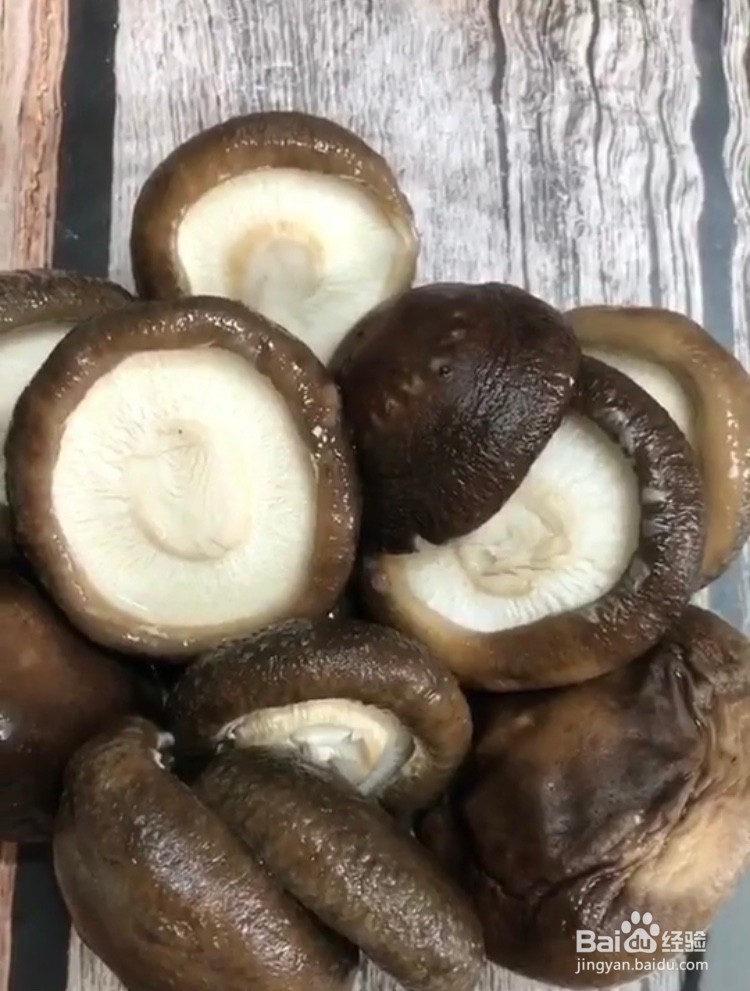 香菇炒青椒怎么做