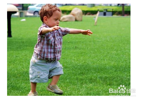 宝宝怎么学走路