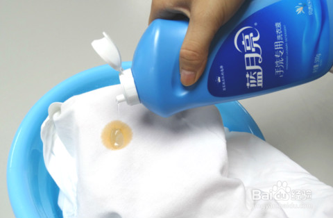使用蓝月亮洗衣液去除油渍的正确步骤