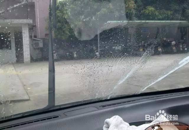 <b>如何保养雨刮器</b>