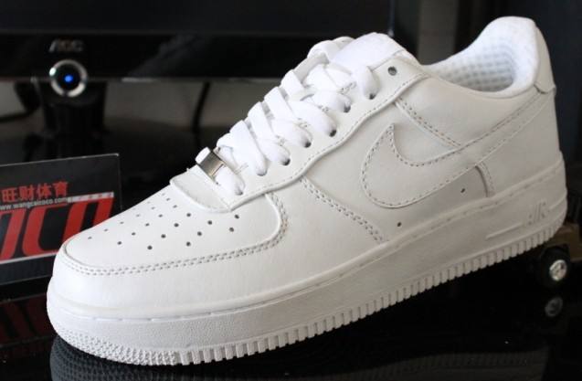 NIKE板鞋男款和女款鞋型的区别