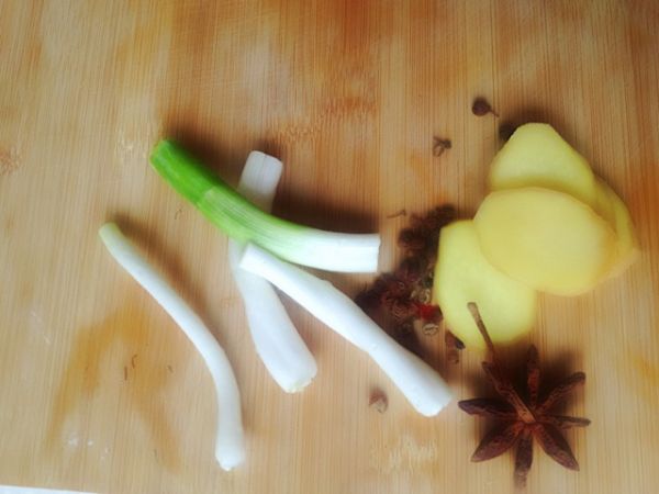 红烧肉炖胖头鱼