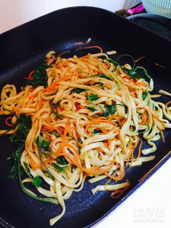 胡萝卜香菜炒面