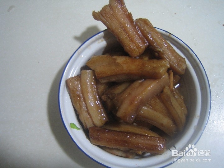 老年人怎样用相机来拍出锅的肥猪肉段