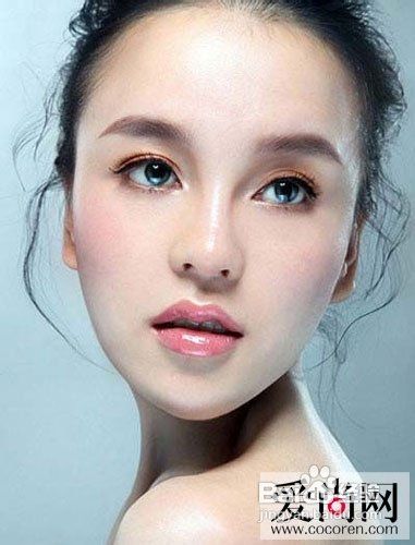用眼线液画出清新眼线