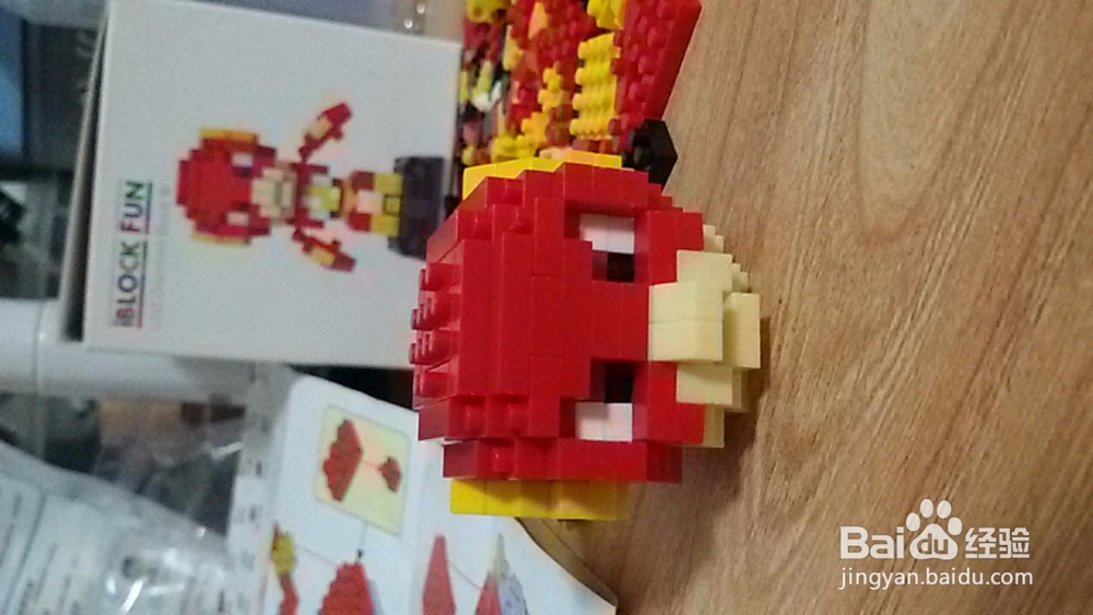 如何完成乐高玩具的拼接?