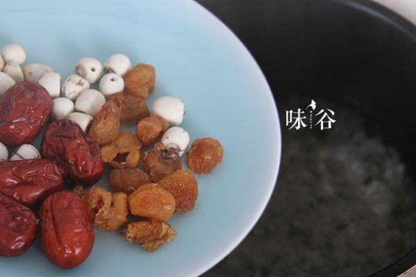 桂圆红枣莲子银耳羹