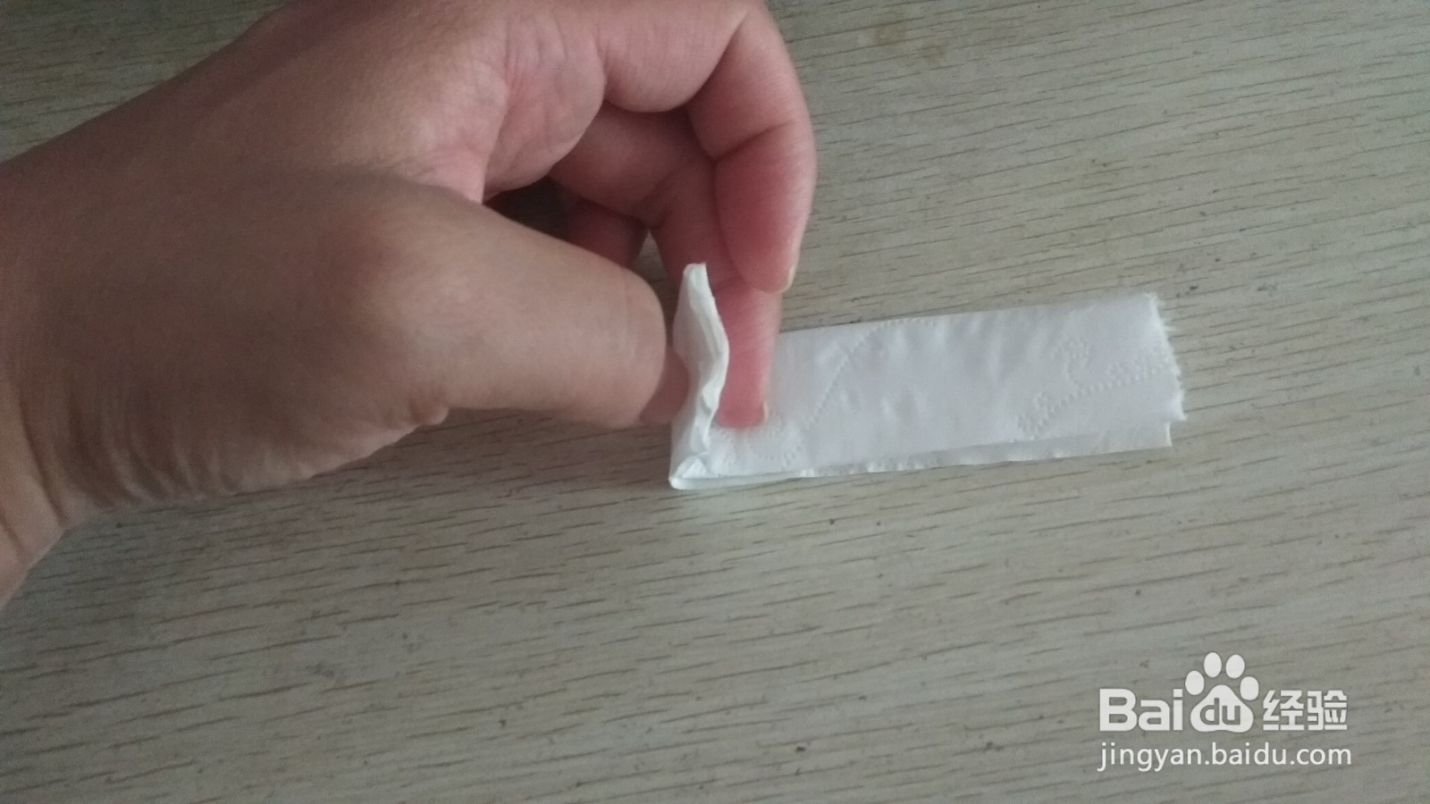 如何用一张长方形手纸做简易的中性笔的支架