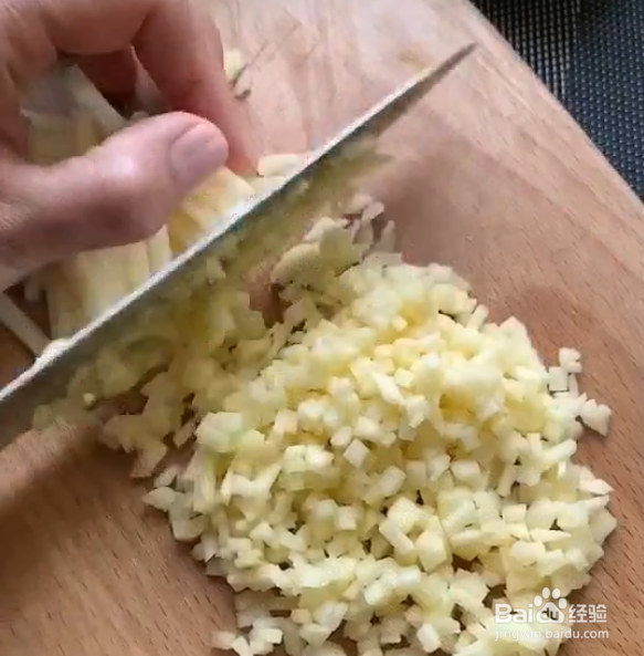 如何做软糯香甜的苹果煎饼