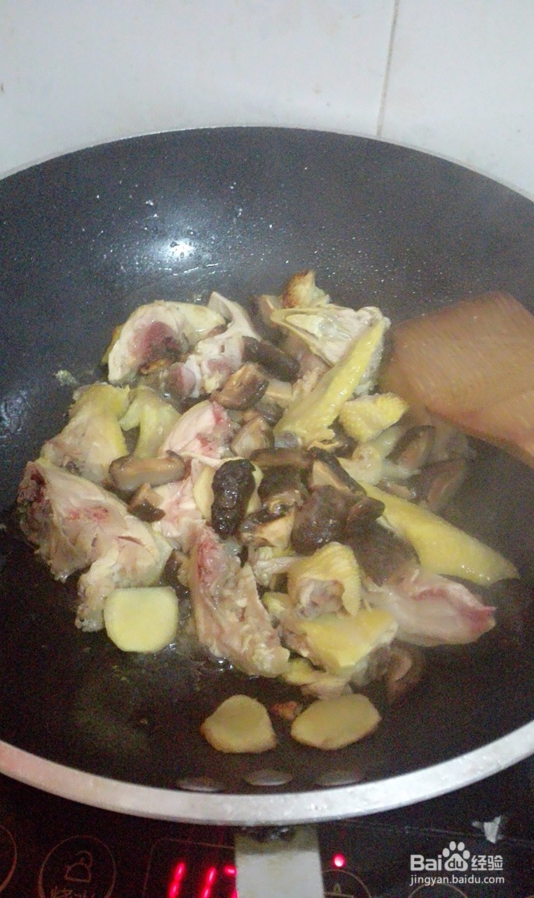 香菇炒鸡肉的家常菜做法