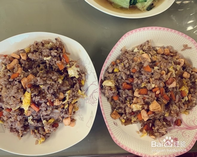 三文鱼炒紫米饭的做法