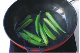 秋葵炒虾球的做法