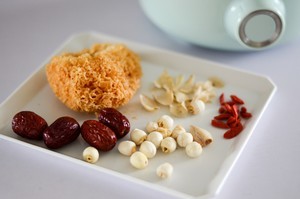 红枣枸杞银耳汤的做法