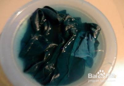 新买的牛仔裤怎样不褪色