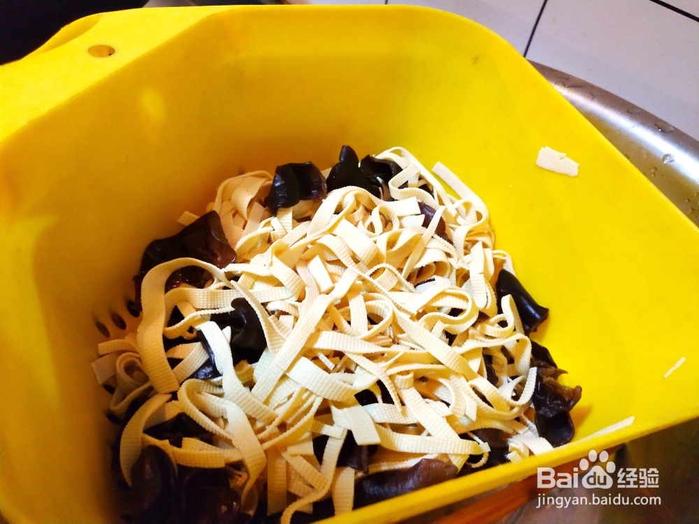 做出入味的凉拌豆皮木耳