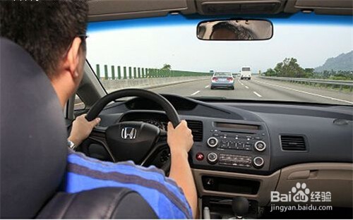 汽车高速公路上的行车技巧