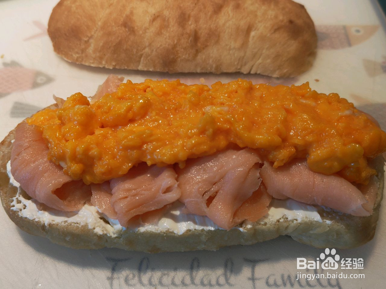 法式三文鱼炒蛋三明治的做法