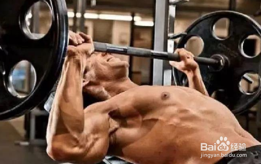 詹姆斯的胸肌怎么练